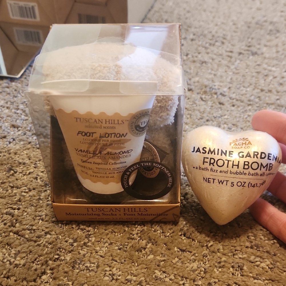 Vanilla Almond Foot Lotion, Spa Socks, Jasmine Gardenia Froth Bomb Set